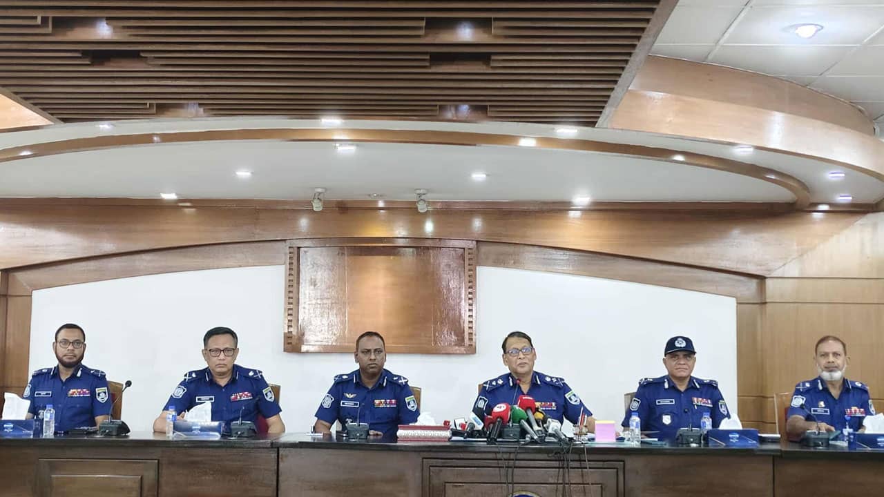 পূজা মণ্ডপে নিরাপত্তা নিশ্চিতে কড়া নজরদারি রেখেছে পুলিশ : আইজিপি- খবরটির স্থিরচিত্র