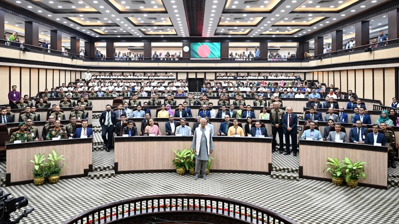 কমকর্তা ও কর্মচারীদের উদ্দেশ্যে বিদায়ী ভাষণ দিলেন প্রধান উপদেষ্টা- খবরের থাম্বনেইল ফটো