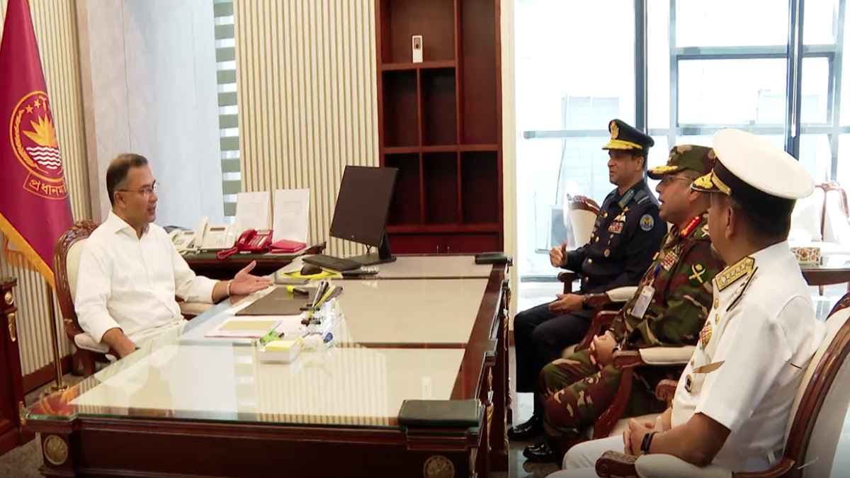 সচিবালয়ে প্রধানমন্ত্রী ও তিন বাহিনীর প্রধানদের বৈঠক- খবরের থাম্বনেইল ফটো
