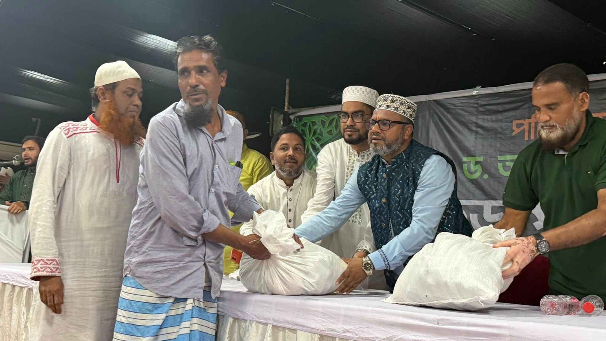 সহস্রাধিক পরিবারের মাঝে খাদ্যসামগ্রী বিতরণ করলেন ড. আব্দুল মান্নান- খবরের থাম্বনেইল ফটো