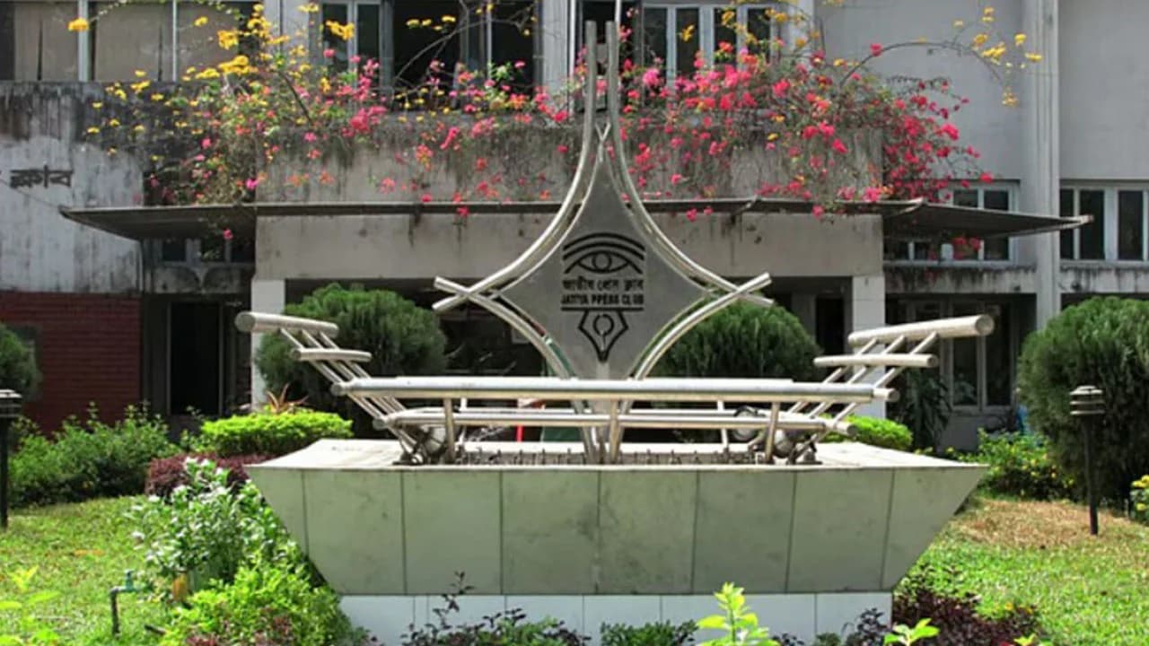 প্রেস ক্লাবে আওয়ামীপন্থি সাংবাদিকদের প্রকাশ্য শোডাউন- খবরের থাম্বনেইল ফটো