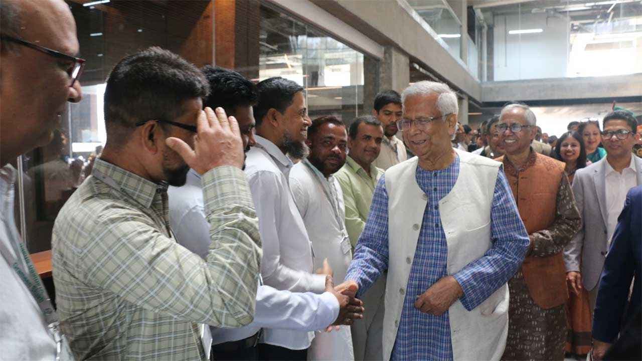 পুরনো কর্মস্থলে ফিরলেন ড. ইউনূস- খবরের থাম্বনেইল ফটো