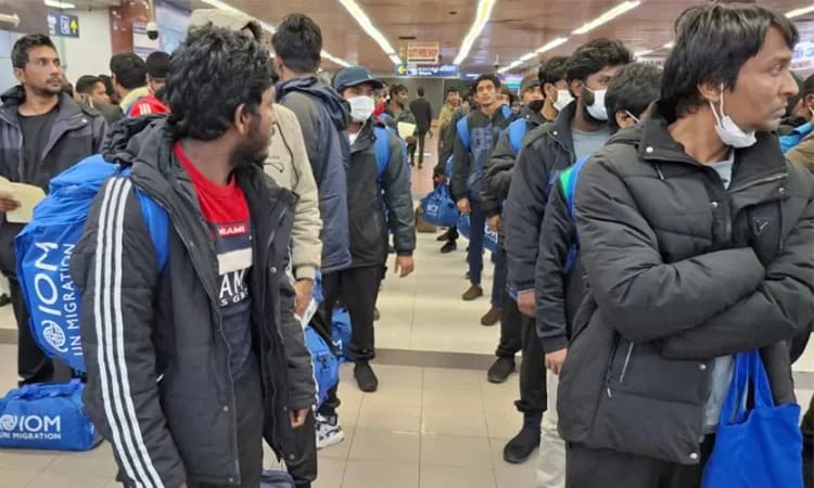 লিবিয়া থেকে ফিরেছেন ১৬৫ বাংলাদেশি- খবরের থাম্বনেইল ফটো