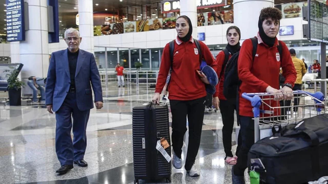 অস্ট্রেলিয়ায় রাজনৈতিক আশ্রয় প্রত্যাহার করে দেশে ফিরছেন আরও তিন ইরানি নারী ফুটবলার- খবরের থাম্বনেইল ফটো
