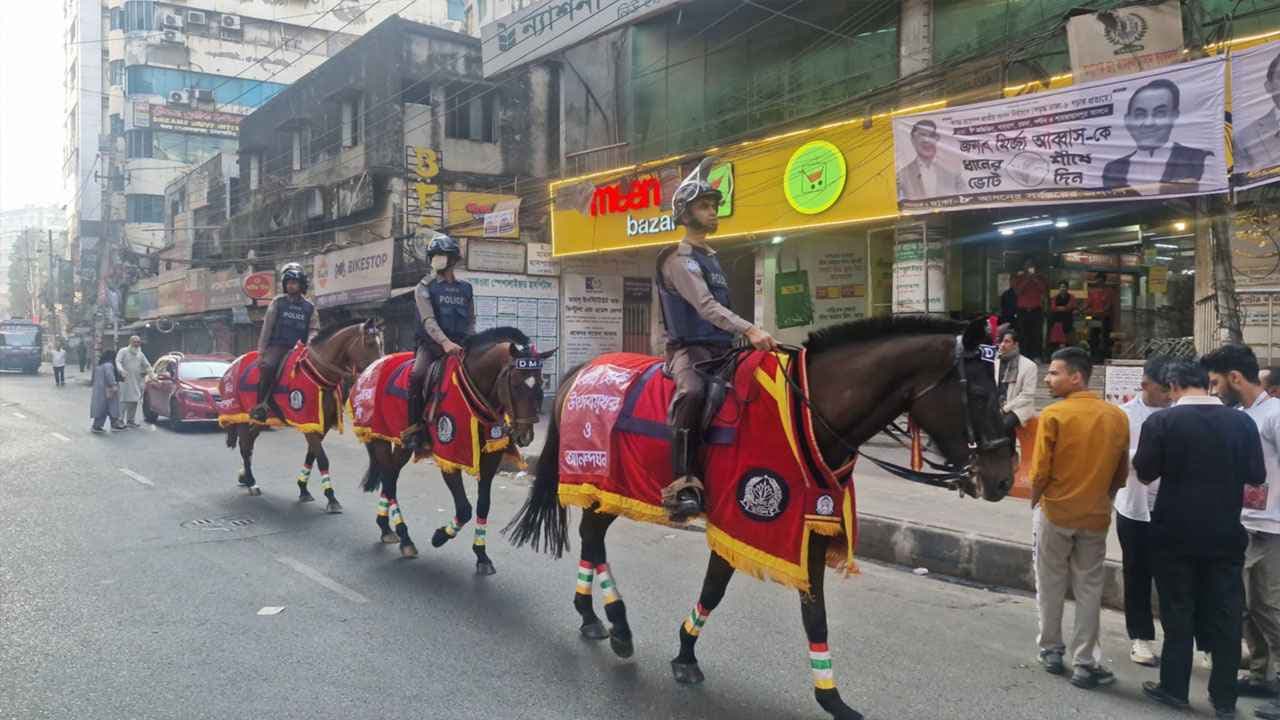 জাতীয় নির্বাচন ঘিরে ঢাকায় অশ্বারোহী পুলিশের বিশেষ মহড়া- খবরের থাম্বনেইল ফটো