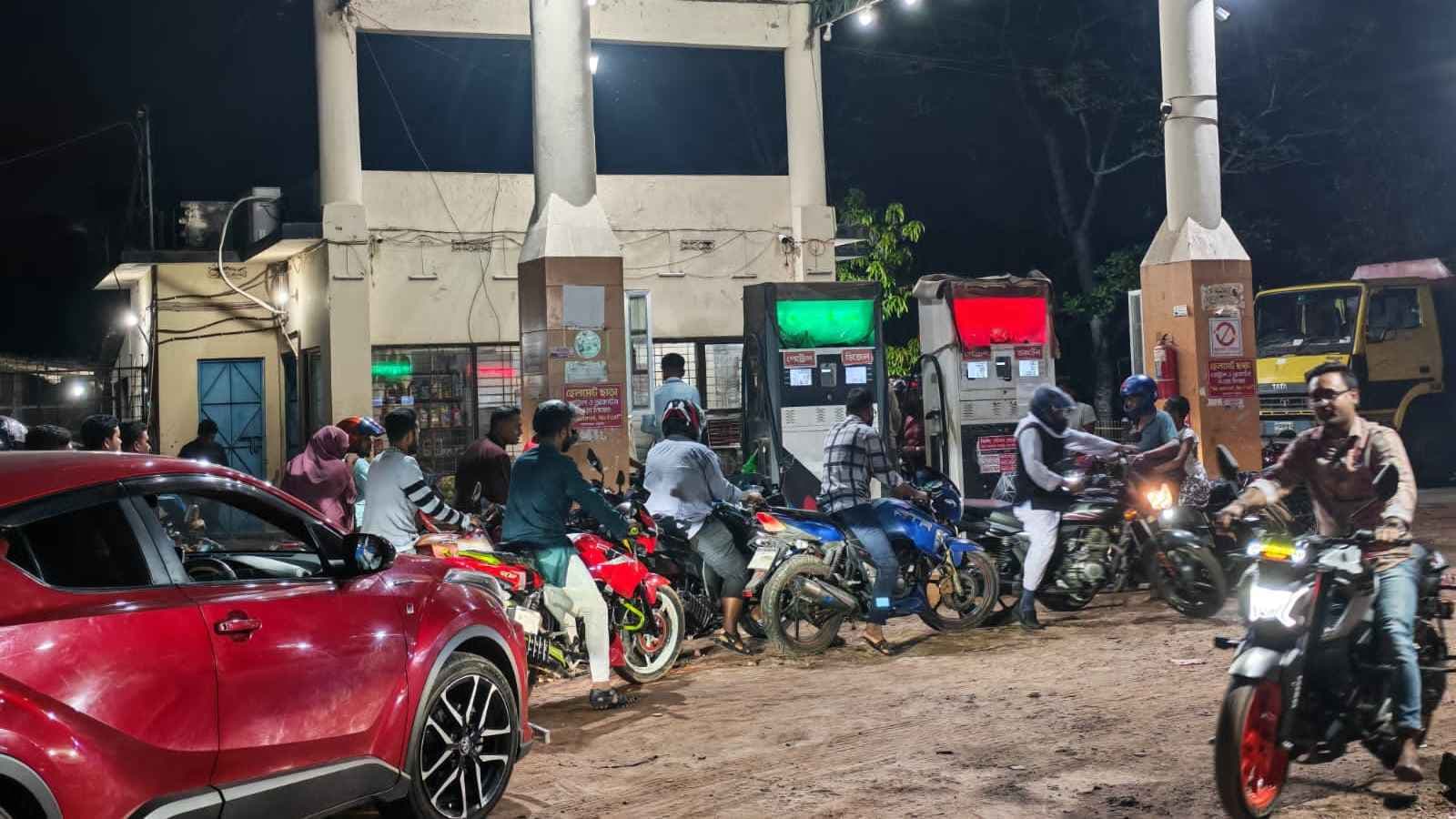 অকটেন শূন্য পিরোজপুরের ফিলিং স্টেশন, বিপাকে যানবাহন চালকরা- খবরের থাম্বনেইল ফটো