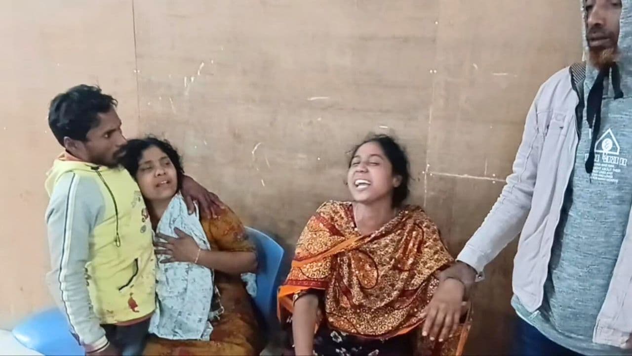 ভোলায় নিজ বাড়ির সামনে বৃদ্ধকে কুপিয়ে হত্যা- খবরের থাম্বনেইল ফটো