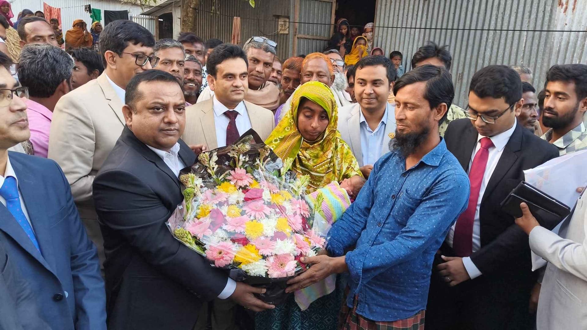 ভোটকেন্দ্রে জন্ম নেওয়া শিশুর নাম রাখা হলো ‘খালেদা’, উপহার নিয়ে ডিসি- খবরের থাম্বনেইল ফটো