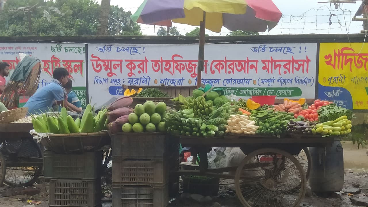 কাঁচামরিচের কেজি ৩২০ টাকা, দাম বেড়েছে বেশিরভাগ সবজির- খবরের থাম্বনেইল ফটো