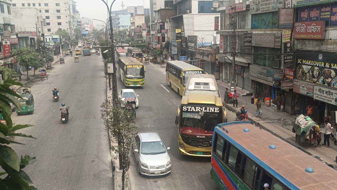 ঈদের ছুটির রেশ কাটেনি, ফাঁকা সড়কে যাত্রী খুঁজছে বাস- খবরের থাম্বনেইল ফটো