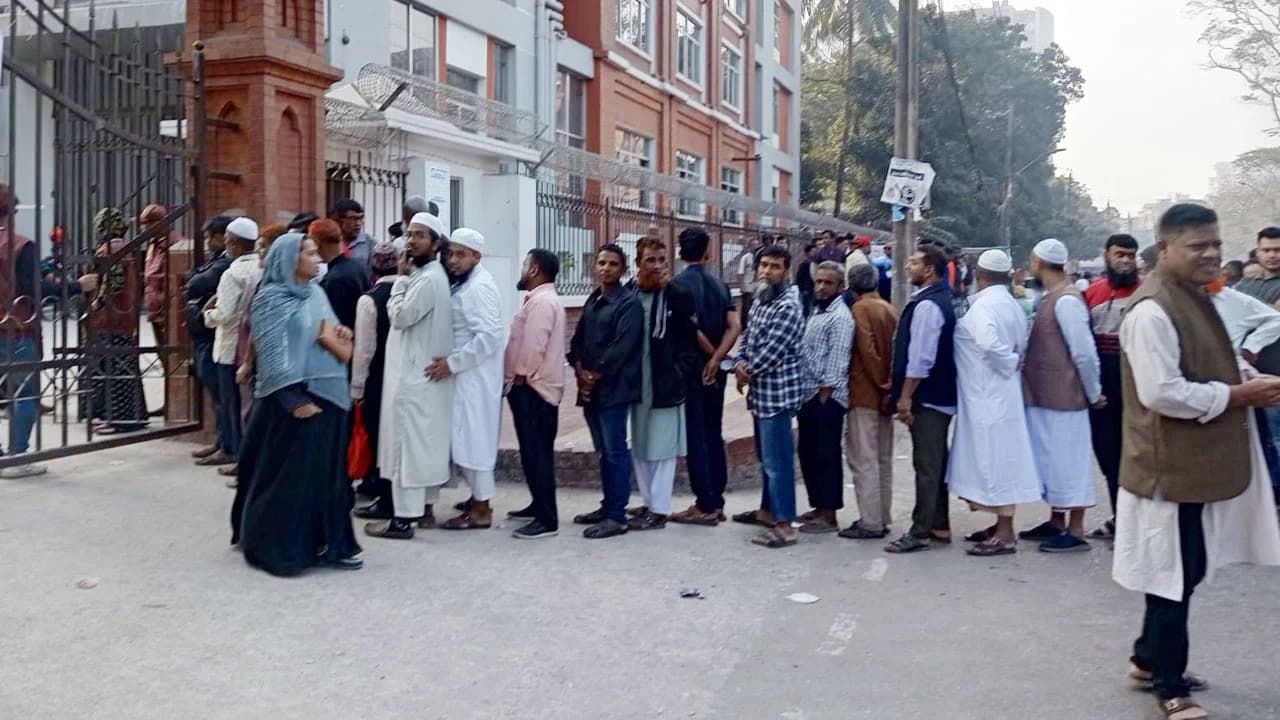 ঢাবিতে ভোটারদের স্বতঃস্ফূর্ত অংশগ্রহণ, শান্তিপূর্ণ পরিবেশে ভোটগ্রহণ- খবরের থাম্বনেইল ফটো