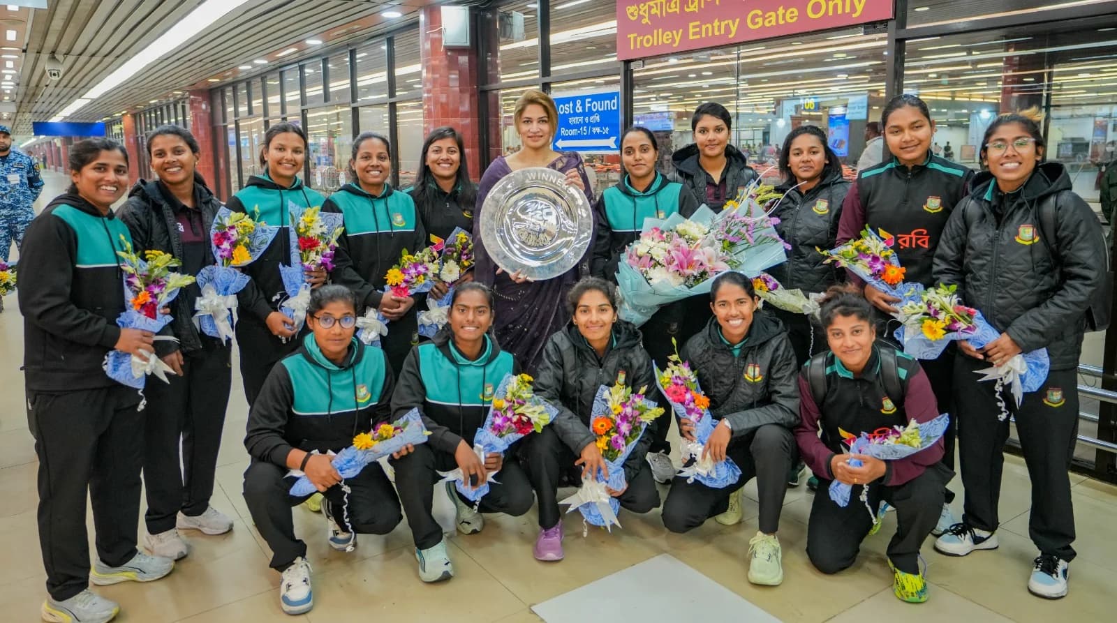 অপরাজিত চ্যাম্পিয়ন হয়ে দেশে ফিরল বাংলাদেশ নারী ক্রিকেট দল- খবরের থাম্বনেইল ফটো
