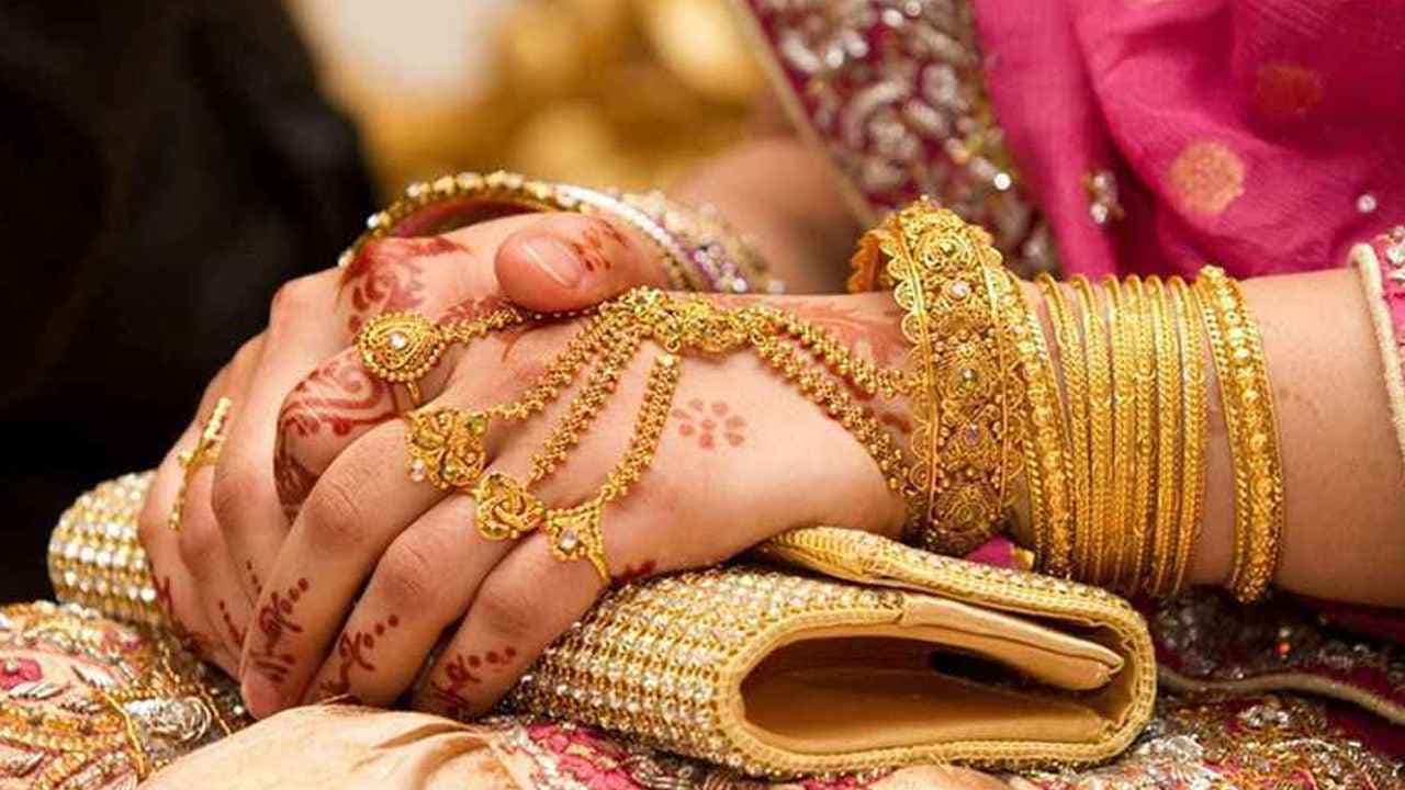 একদিনে দুই দফায় স্বর্ণের দাম কমল ১৫ হাজারের বেশি- খবরের থাম্বনেইল ফটো