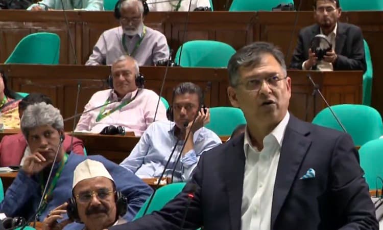 সংবিধান পুনর্লিখন নয়, সংশোধনেই সংস্কার: স্বরাষ্ট্রমন্ত্রী- খবরের থাম্বনেইল ফটো