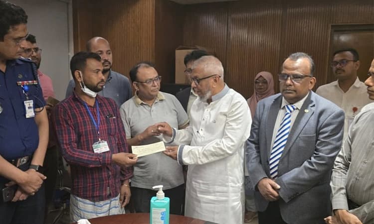 কেরানীগঞ্জে অগ্নিকাণ্ডে আহত শ্রমিকদের ১ লাখ টাকা আর্থিক সহায়তা প্রদান সরকারের- খবরের থাম্বনেইল ফটো