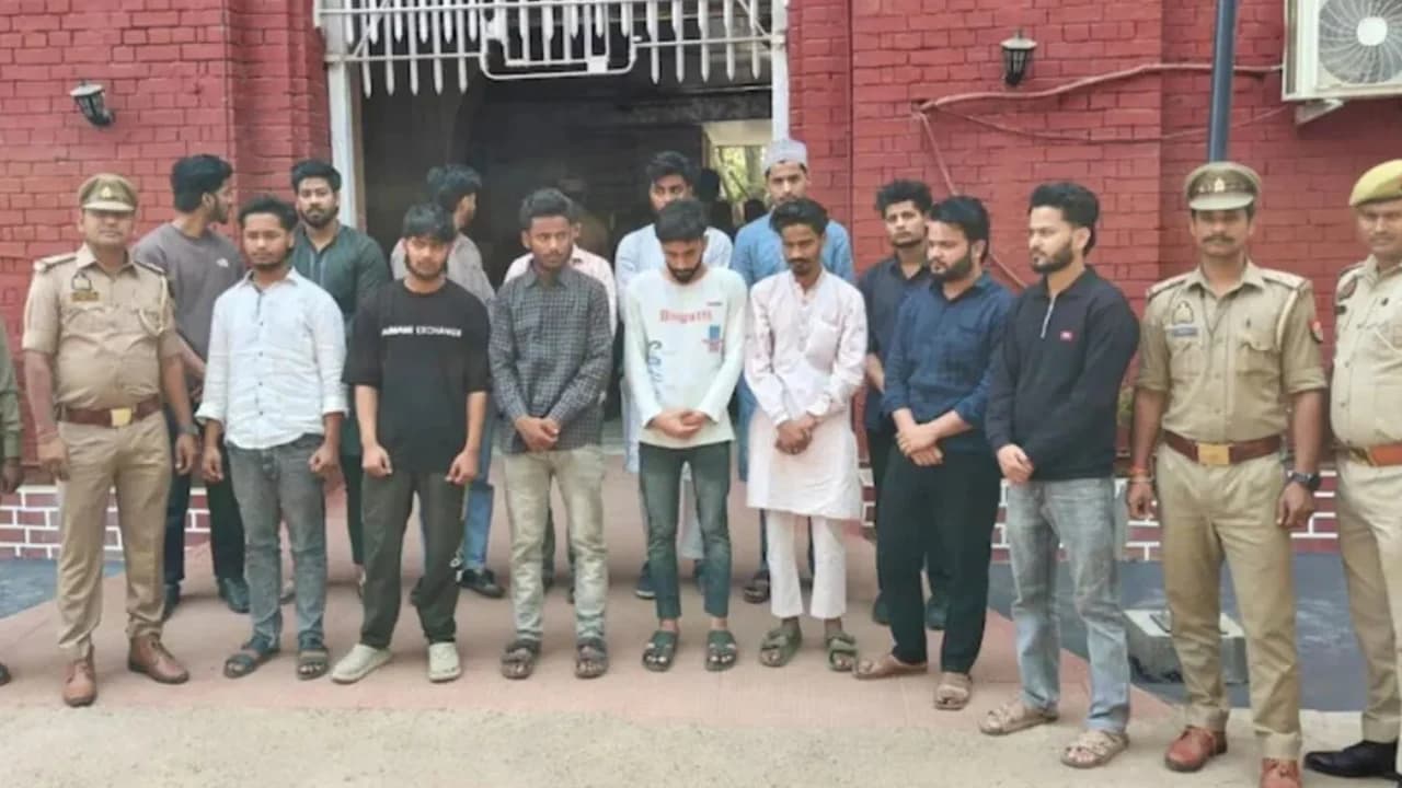 বারাণসীতে গঙ্গায় নৌকায় ইফতার করায় ১৪ জন গ্রেফতার- খবরের থাম্বনেইল ফটো