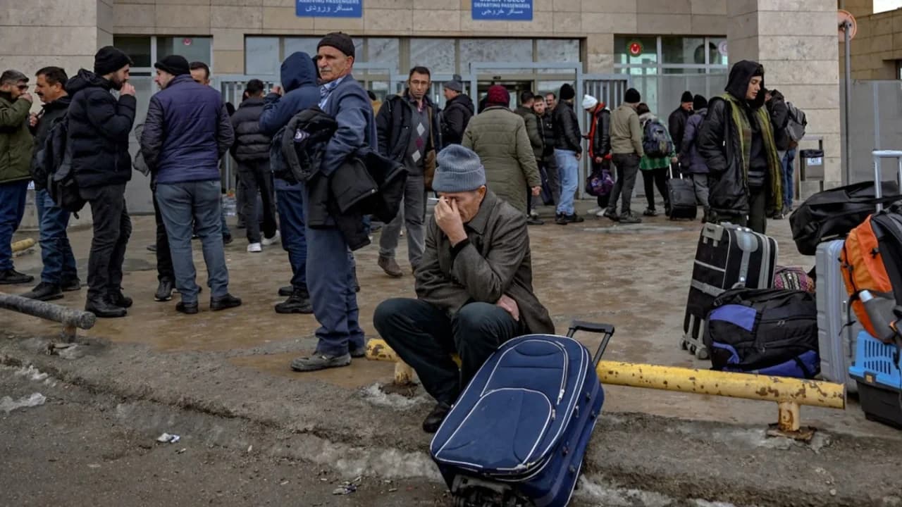 যুদ্ধের আশঙ্কায় ইরানে আতঙ্ক, খাবার-পানি মজুত করছেন সাধারণ মানুষ- খবরের থাম্বনেইল ফটো