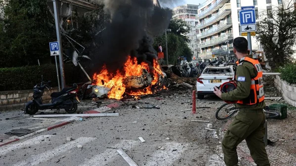 ইসরায়েলে ক্ষেপণাস্ত্র হামলা ইরানের, ব্যাপক ক্ষয়ক্ষতি- খবরের থাম্বনেইল ফটো