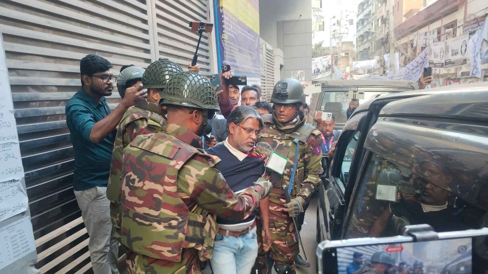 এজেন্ট সেজে কেন্দ্রে অবস্থান, ঢাকায় সেনাবাহিনীর হাতে আটক যুবদল নেতা- খবরের থাম্বনেইল ফটো