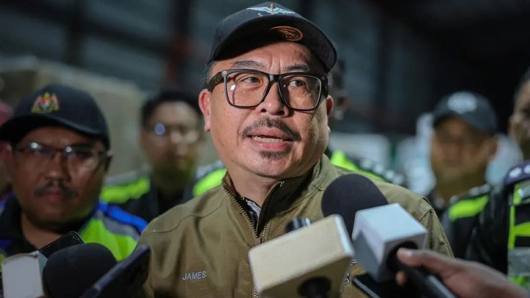 মালয়েশিয়ায় দুই কারখানায় অভিযান চালিয়ে ৭৯ বাংলাদেশিকে গ্রেপ্তার- খবরের থাম্বনেইল ফটো