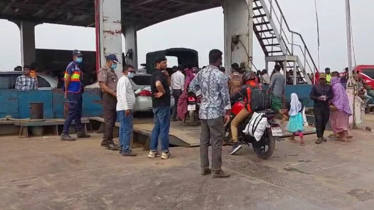 পাটুরিয়া-দৌলতদিয়া নৌপথে যাত্রীর চাপ বেড়লেও ভোগান্তি নেই- খবরের থাম্বনেইল ফটো