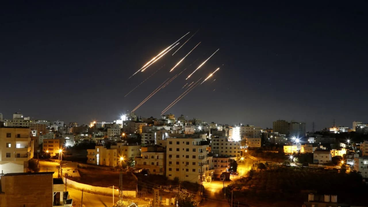 ইরান থেকে ইসরাইলের দিকে নতুন ক্ষেপণাস্ত্র হামলা- খবরের থাম্বনেইল ফটো