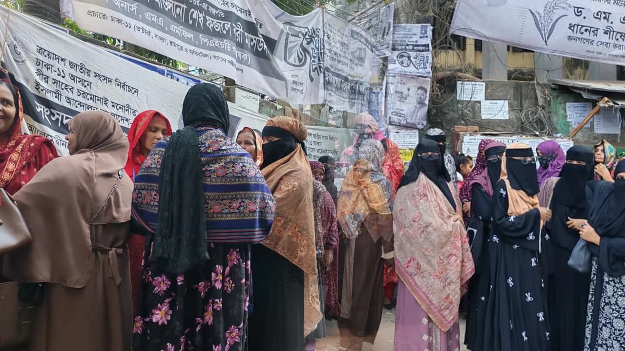 ঢাকা-১১ আসনে নারী ভোটারদের উপচে পড়া ভিড়- খবরের থাম্বনেইল ফটো