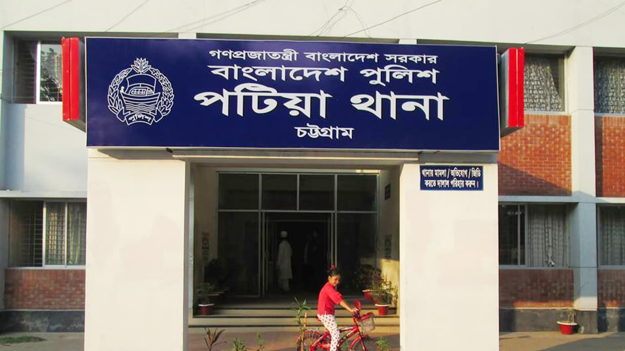 চট্টগ্রাম প্রতারক চক্রের ৩ সদস্য গ্রেপ্তার- খবরের ইমেজ Image