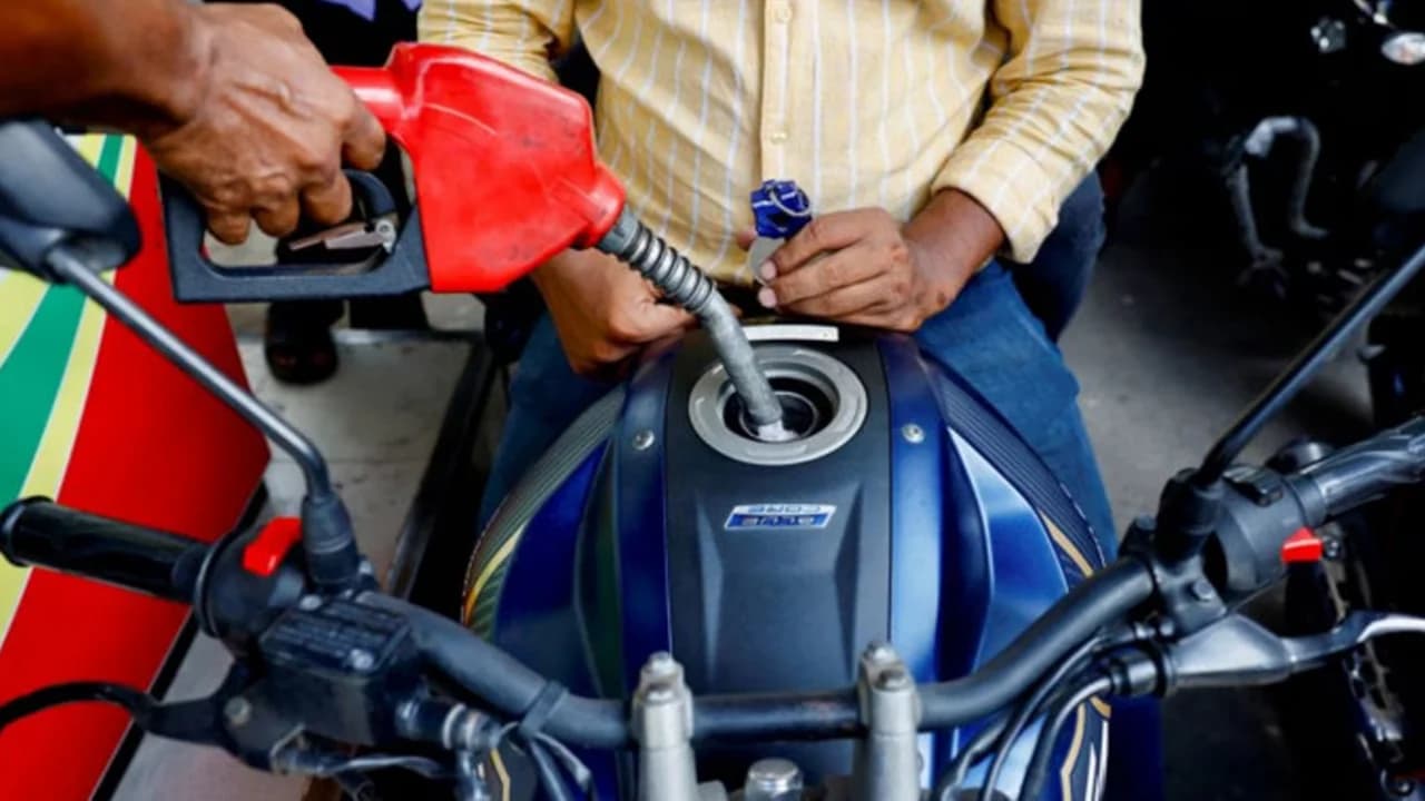 জ্বালানি সংকটে দেশজুড়ে পেট্রোল পাম্প বন্ধের আশঙ্কা, সতর্ক পাম্প মালিকরা- খবরের থাম্বনেইল ফটো