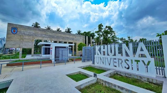 সবুজের ছায়ায় নীরব ভাবনার সহাবস্থান খুবির অন্তর্লীন গল্প- খবরের থাম্বনেইল ফটো