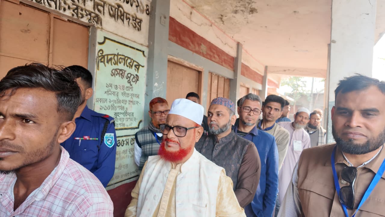 লাইনে দাঁড়িয়ে ভোট দিলেন জামায়াতের নায়েবে আমির এটিএম আজহারুল ইসলাম- খবরের থাম্বনেইল ফটো