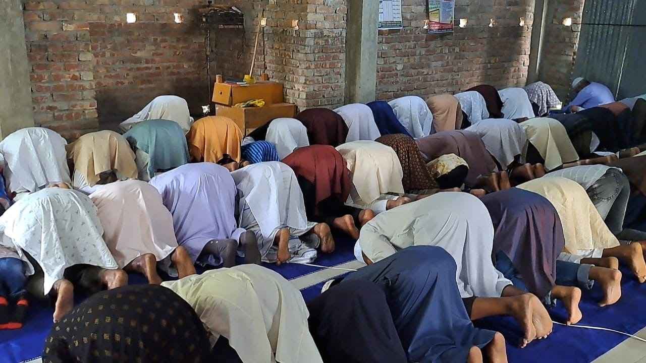 সৌদির সঙ্গে মিল রেখে সাতক্ষীরার কয়েকটি গ্রামে ঈদের জামাত- খবরের থাম্বনেইল ফটো