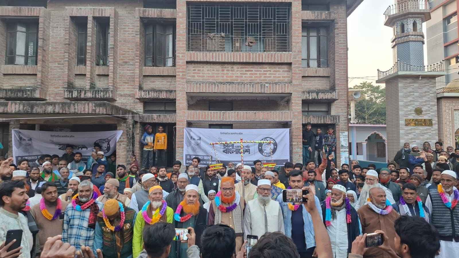 শিবগঞ্জে জামায়াতে যোগ দিলেন বিএনপির ২২ নেতাকর্মী- খবরের থাম্বনেইল ফটো