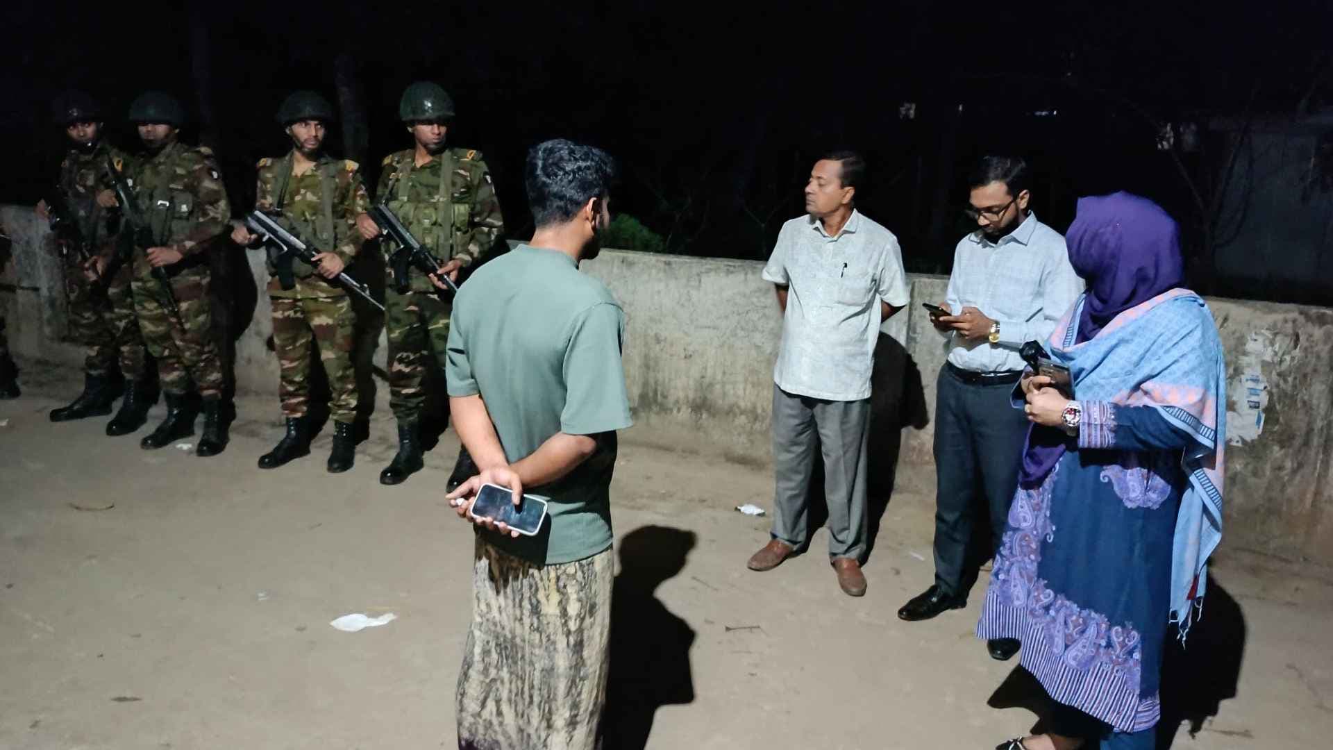 কুমিল্লায় অবৈধ মাটি কাটার ঘটনায় সেনা ও প্রশাসনের যৌথ অভিযান- খবরের থাম্বনেইল ফটো