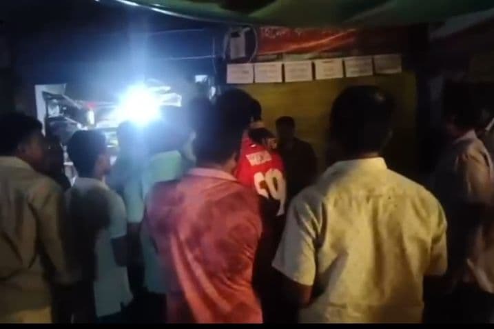 ফটোকপির দাম চাওয়াকে কেন্দ্র করে রাবিতে দোকানির ওপর ছাত্রদল নেতার হামলা- খবরের থাম্বনেইল ফটো