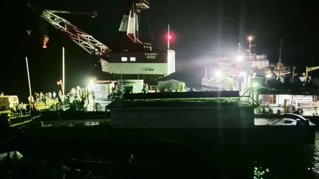 দৌলতদিয়া ফেরি ঘাটে ৪০ যাত্রী নিয়ে যাত্রীবাহী বাস পদ্মা নদীতে পড়ে গেছে, জীবিত উদ্ধার ১১- খবরের থাম্বনেইল ফটো