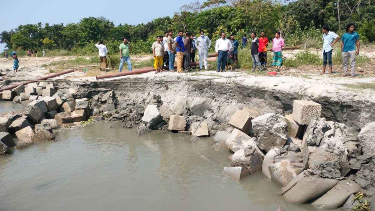 ড্রেজার দিয়ে অবৈধভাবে বালু উত্তোলন, হুমকিতে হাইমচর নদী রক্ষা বাঁধ- খবরের থাম্বনেইল ফটো