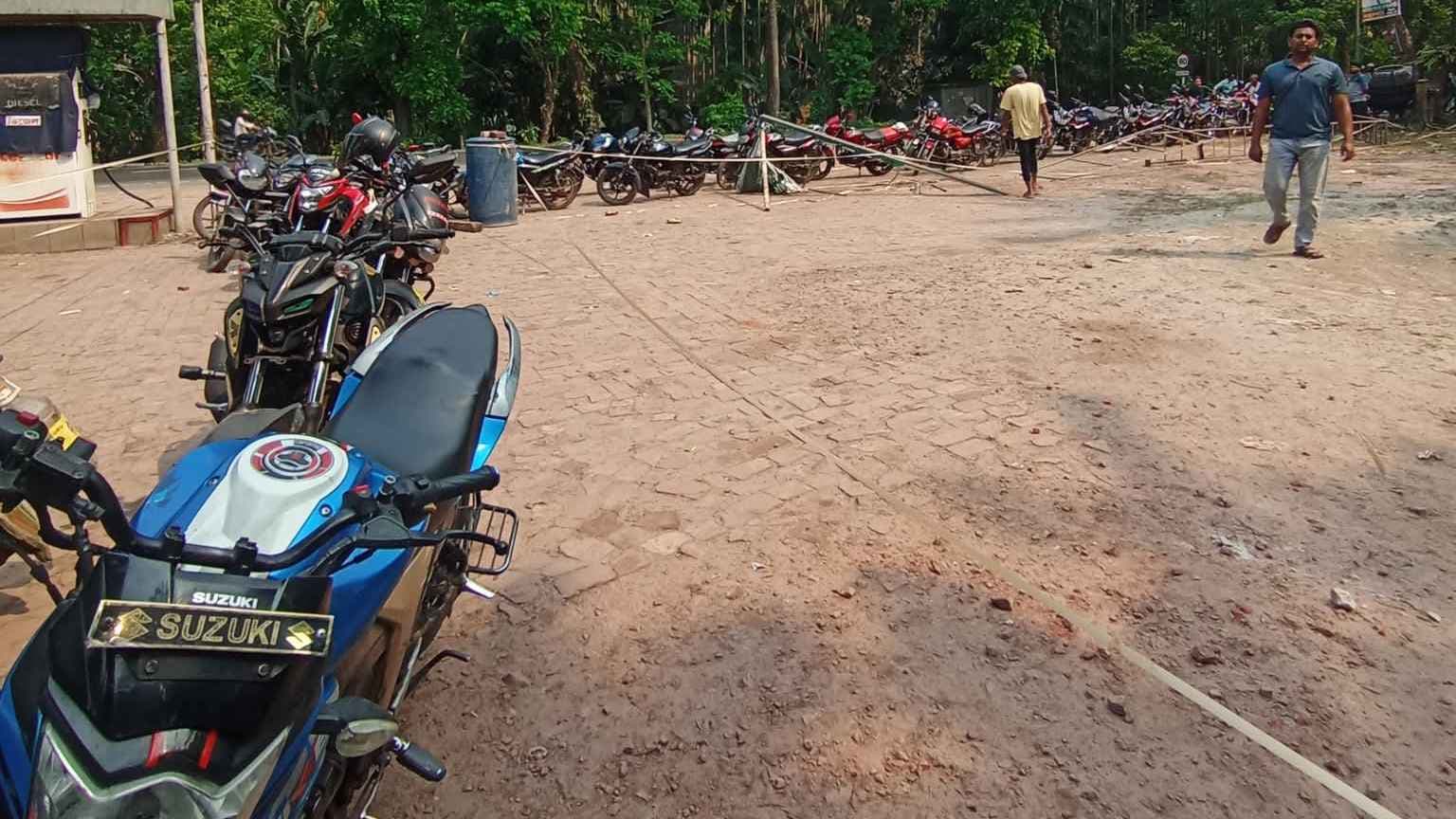 যশোরে তেলের পাম্পে মোটরসাইকেলের দীর্ঘ লাইন- খবরের থাম্বনেইল ফটো