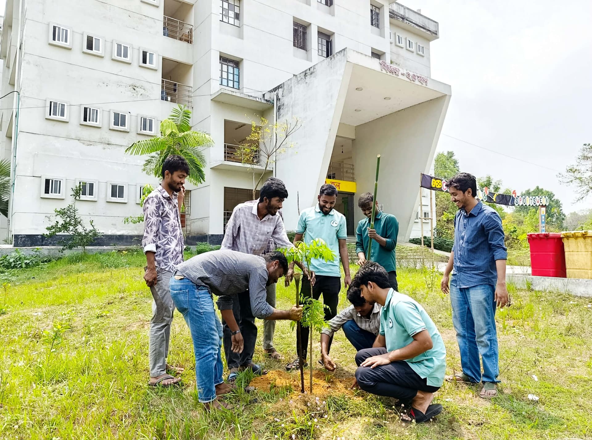 বৃক্ষরোপণের মাধ্যমে পালিত হলো কুবি প্রেস ক্লাবের ৮ম প্রতিষ্ঠাবার্ষিকী- খবরের থাম্বনেইল ফটো