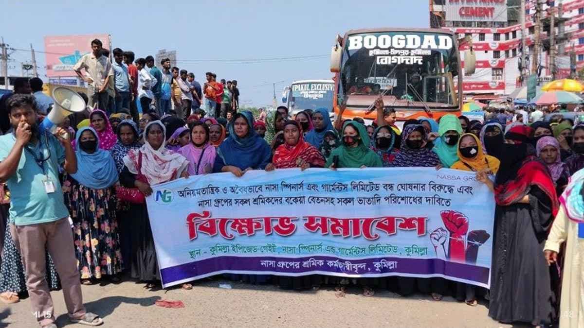 ঢাকা-চট্টগ্রাম মহাসড়ক অবরোধ করে শ্রমিকদের বিক্ষোভ, যান চলাচল বন্ধ- খবরের থাম্বনেইল ফটো