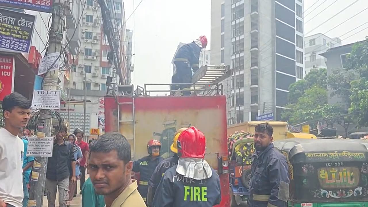 রাজধানীর গ্রিন লাইফ হাসপাতালে আগুন- খবরের থাম্বনেইল ফটো