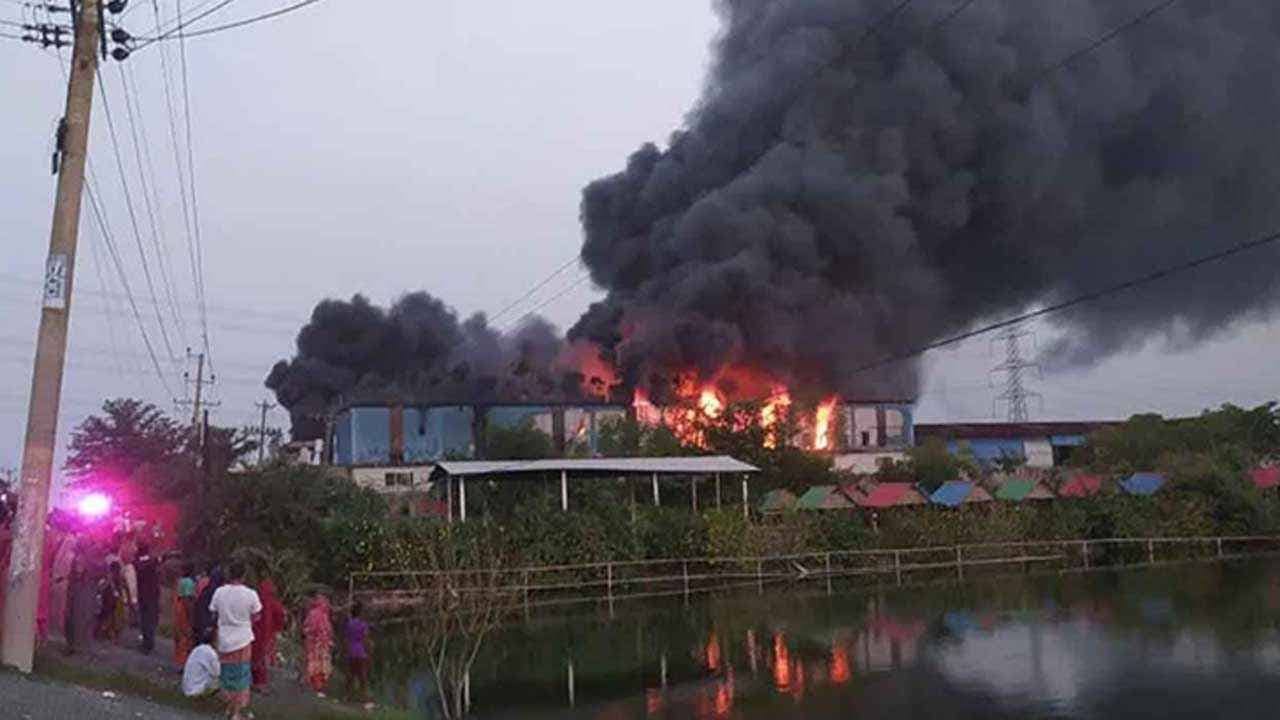 গ্যাস লাইটার কারখানায় আগুন, ৪ মরদেহ উদ্ধার- খবরের থাম্বনেইল ফটো