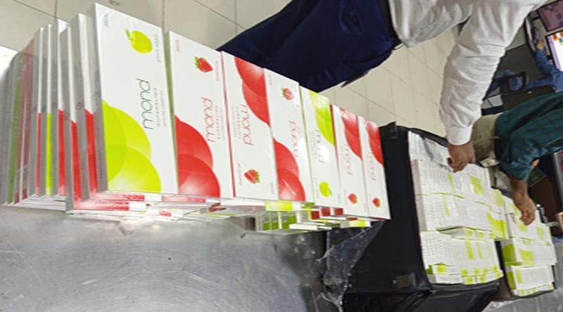 বিমানবন্দরে লক্ষ টাকার বিদেশি সিগারেট জব্দ- খবরের থাম্বনেইল ফটো