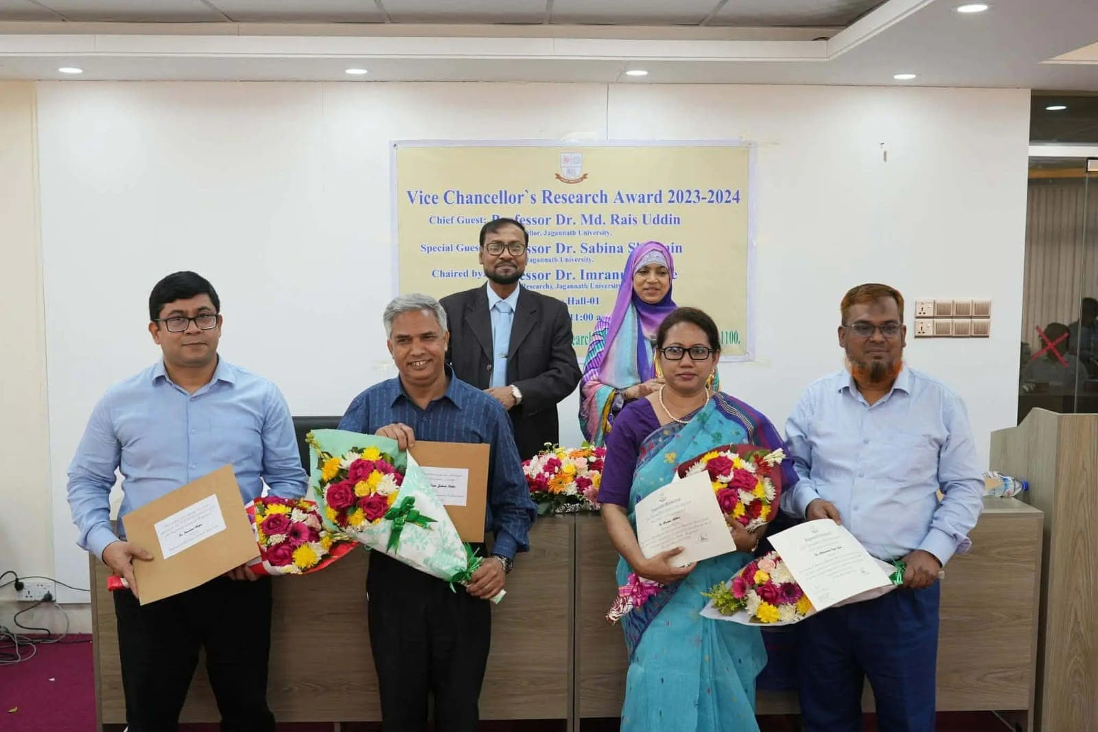 জবিতে চার শিক্ষক পেলেন ভাইস চ্যান্সেলর গবেষণা পুরস্কার- খবরের থাম্বনেইল ফটো
