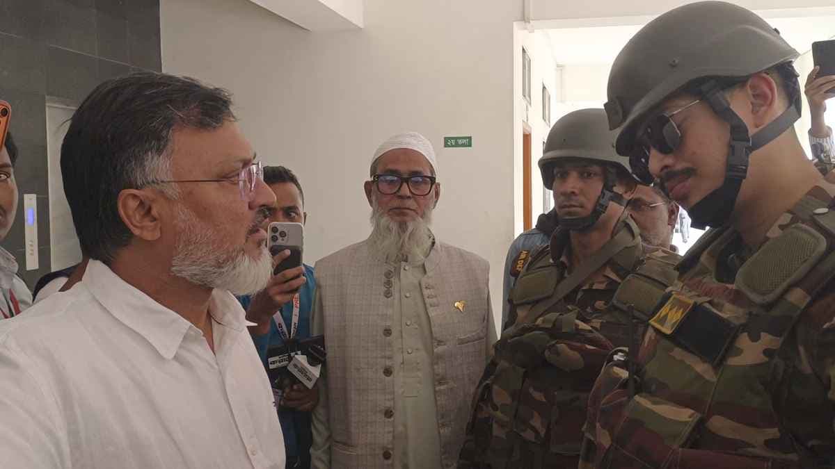 কেন্দ্র ত্যাগ না করলে মিল্টনের সমর্থকদের গ্রেফতারের হুঁশিয়ারি দিলেন সেনাসদস্যরা- খবরের থাম্বনেইল ফটো