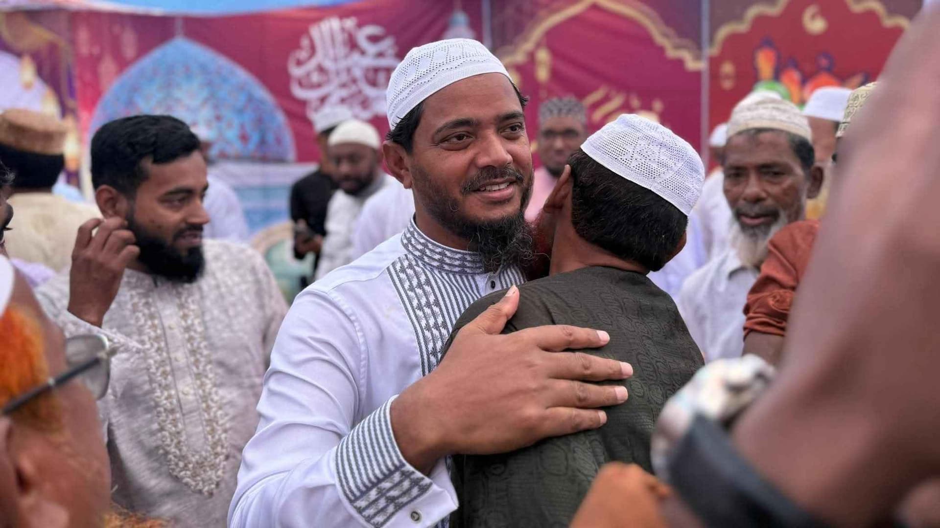 রাজধানীতে মুসল্লিদের সঙ্গে ঈদের শুভেচ্ছা বিনিময় করলেন জামায়াত নেতারা- খবরের থাম্বনেইল ফটো