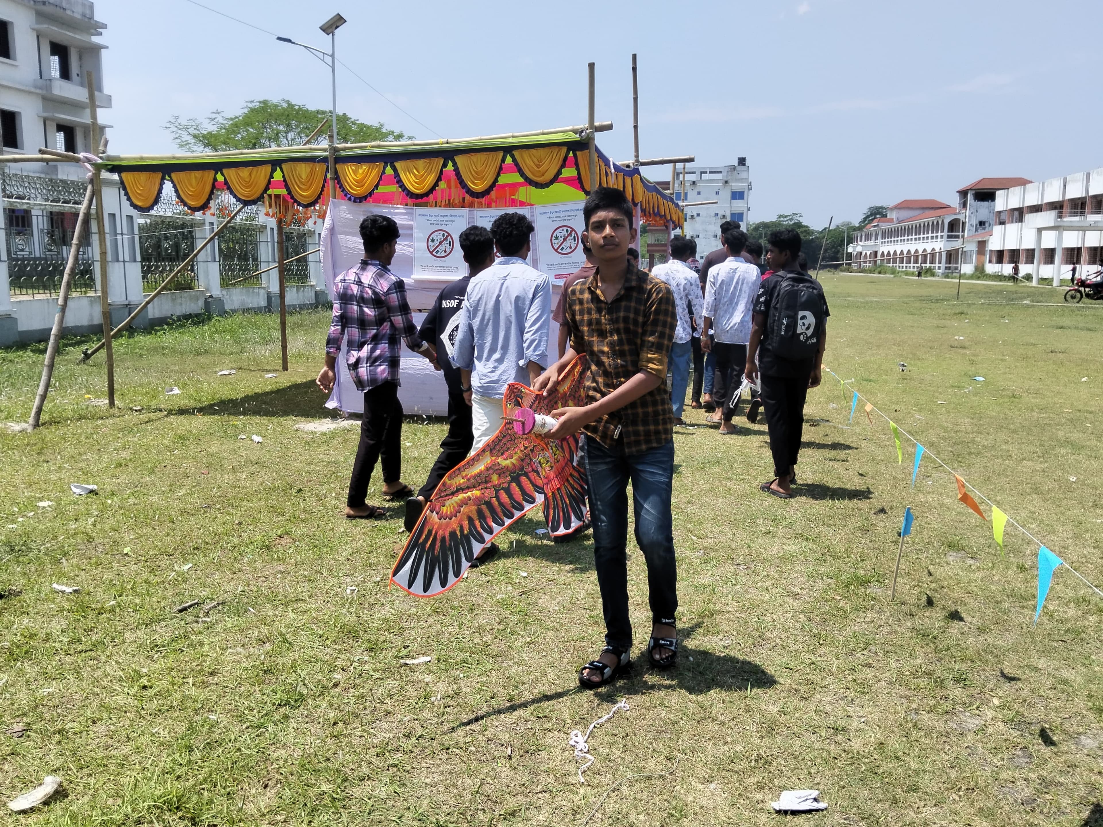 মাদারীপুর ডাসারে ঘুড়ি উৎসব অনুষ্ঠিত- খবরের ইমেজ Image