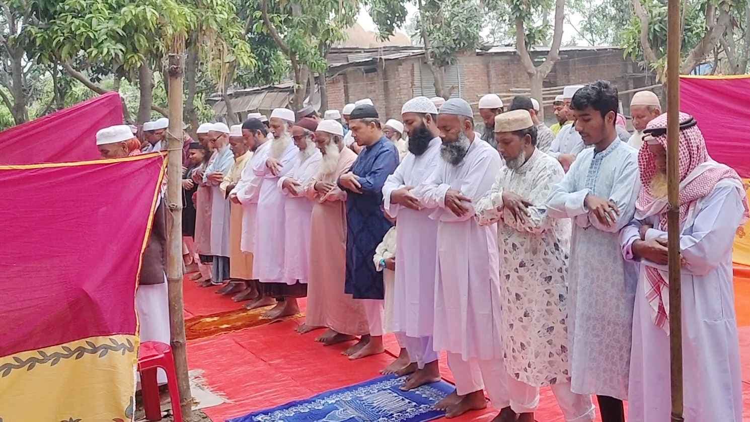 সৌদির সঙ্গে মিল রেখে নওগাঁয় ঈদ উদযাপন- খবরের থাম্বনেইল ফটো