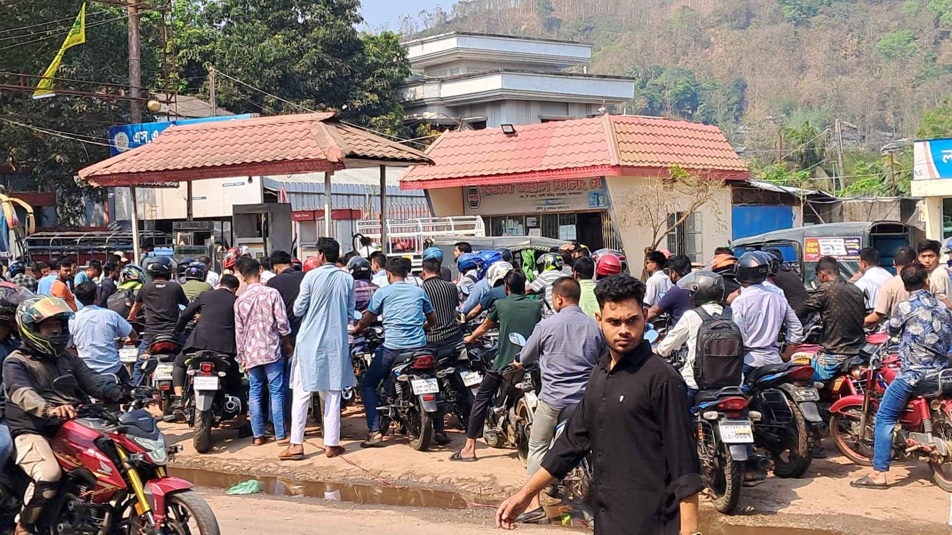 বান্দরবানে অকটেন সংকট: বাইকার-পর্যটকদের ওপর স্থানীয়দের অসন্তোষ- খবরের থাম্বনেইল ফটো