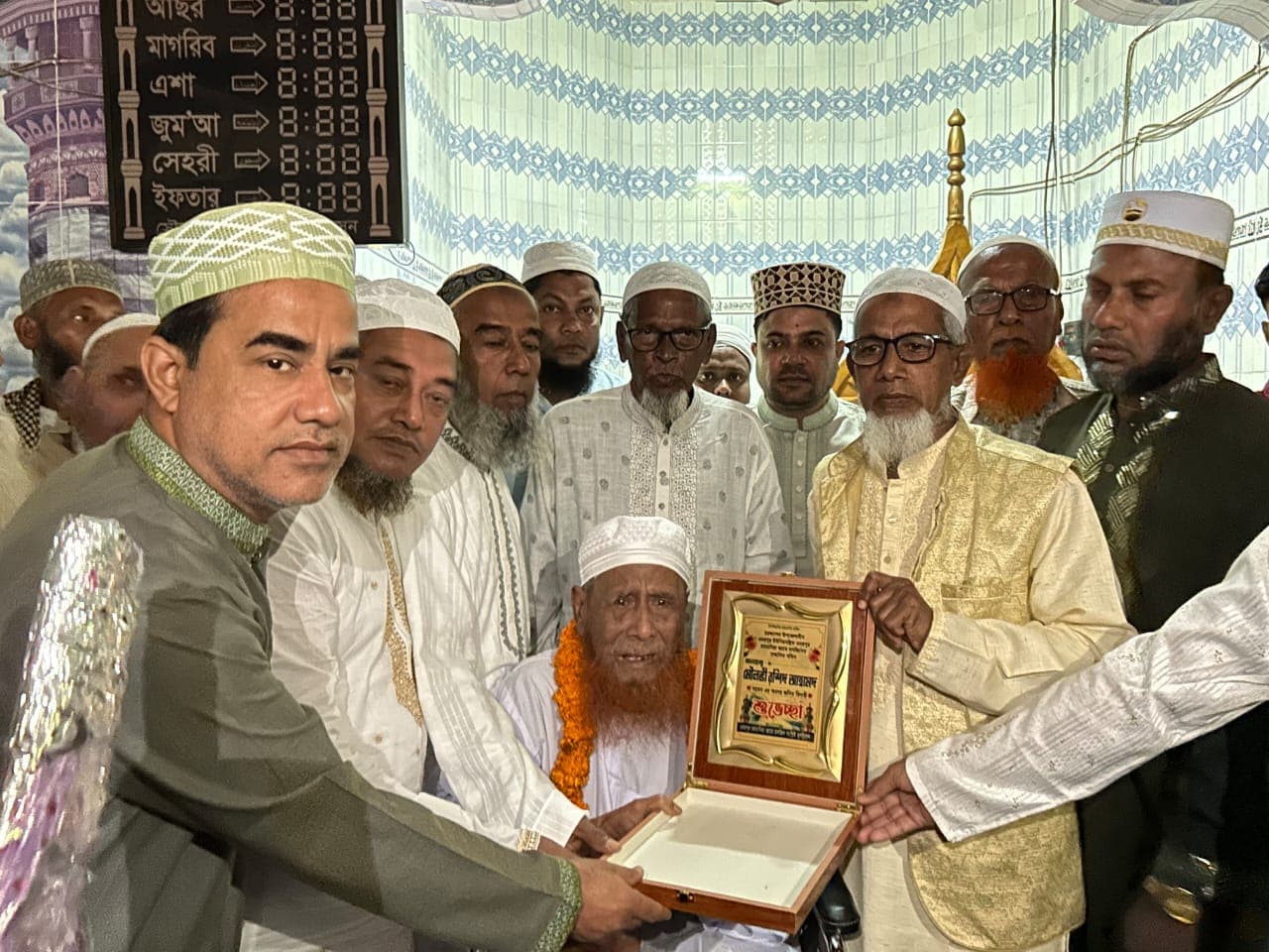 রাজকীয় আয়োজনে সাবেক ইমামের বিদায়- খবরের থাম্বনেইল ফটো